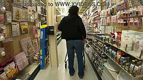 巨大な尻がジーンズから飛び出る！