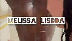 Negão roludo me comeu no banho sem camisinha e gozou na minha cara