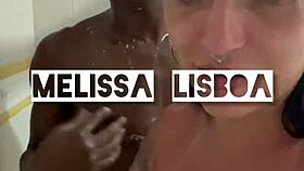 Negão roludo me comeu no banho sem camisinha e gozou na minha cara