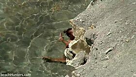 Plážový pár cítí intenzivní vášeň během divokého sexu na písku.