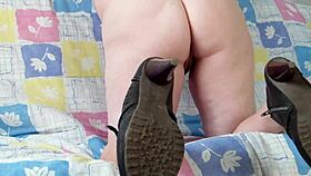 The dildo failed to enter the wife on the sofa.