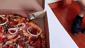 llego el repartidor de la pizza y no tengo dinero le pago con mi culo y acabo en lechada lista para tener quesito entre las piernas que rica forma de ahorrar dinero