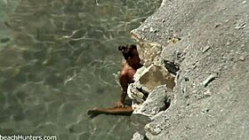 Пляжная пара чувствует интенсивную страсть во время дикого секса на песке.