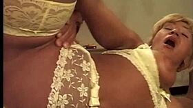 Italská babička touží po spršce na prdel po análním sexu