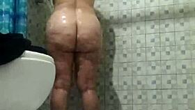 Camara Oculta En La Ducha - Espiando A Mi Madrastra Madura Con Big Tits.