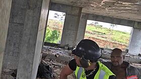 depois que todos foram embora, os trabalhadores transam descaradamente no prédio em construção