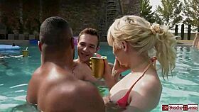 Kuumat tgirls sukeltavat villiin uima-allasbileiden orgiaan