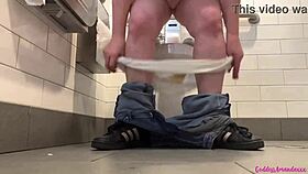 튀는 가슴과 오줌 싸는 보지, 더러운 발 신발 신고 변기에서