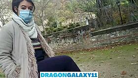 공원 야외에서 이웃들이 지켜보는 동안 블로우잡