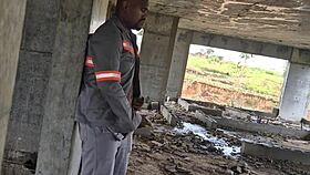 depois que todos foram embora, os trabalhadores transam descaradamente no prédio em construção