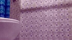 Camara Oculta En La Ducha - Espiando A Mi Madrastra Madura Con Big Tits.