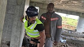 depois que todos foram embora, os trabalhadores transam descaradamente no prédio em construção