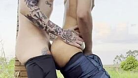 jag tittar på de där små killarna knulla på det offentliga torget rätt framför alla som passerar