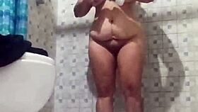 Camara Oculta En La Ducha - Espiando A Mi Madrastra Madura Con Big Tits.