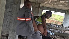 depois que todos foram embora, os trabalhadores transam descaradamente no prédio em construção