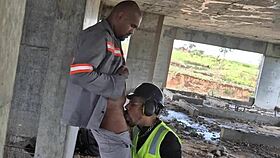 depois que todos foram embora, os trabalhadores transam descaradamente no prédio em construção