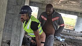 depois que todos foram embora, os trabalhadores transam descaradamente no prédio em construção