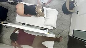 Video grabaci�n real como el masajista tiene sexo con la mujer al lado de su marido