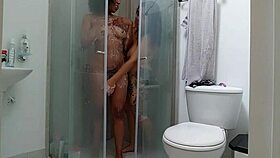 me follo con mi vecina morena en su ducha medellín colombia