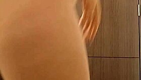 アルゼンチン大学生の女の子が公共の旅でセクシーなスカートをチラ見せ