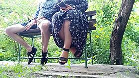 Horny milf točí domácí porno s mokrými prsama a tlustým zadkem