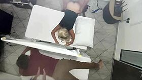 Video grabaci�n real como el masajista tiene sexo con la mujer al lado de su marido