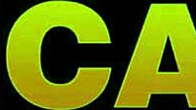 חברה שחורה שובבה בולעת בשר לבן בפעולה פנים סלופית POV.