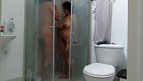 me follo con mi vecina morena en su ducha medellín colombia