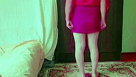 Sissy μεταμφιεσμένος σε σεξι φόρεμα δείχνει τη δύναμη του μεγάλου κώλου