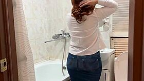 Milf mostra culo per anale intenso mentre marito è via