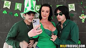 Θετή Μαμά Texas Patti Χρησιμοποιείται Ελεύθερα από τους Θετούς Γιους Elias Cash και Sloan Stone την Ημέρα του Αγίου Πατρικίου! 🍀