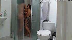 me follo con mi vecina morena en su ducha medellín colombia