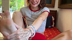 Странна малка 18+ заварена сестра, искаш ли да се забавляваме с мен?