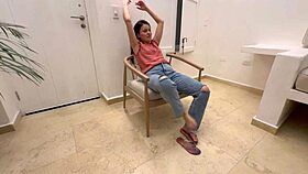 Mi JEFE LESBIANA ME DA ORDENES EN LA SALA MIENTRAS SU ESPOSO NO ESTA