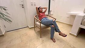 Mi JEFE LESBIANA ME DA ORDENES EN LA SALA MIENTRAS SU ESPOSO NO ESTA