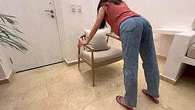 Mi JEFE LESBIANA ME DA ORDENES EN LA SALA MIENTRAS SU ESPOSO NO ESTA