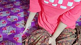 마을 미인이 집 목장 그룹 클립에서 강렬한 섹스