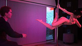 Rått sex: Lærer slikker elevfitte med strapon og stor kuk