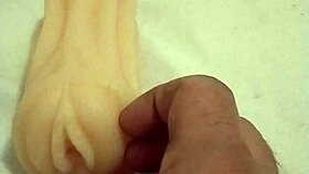 ¡Whoa! Jugando con coño artificial en acción solo salvaje!