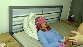 A férje bekötötte a szemét és megkért, hogy baszzam kutyapózban a szörnyfarkammal, miközben néz, creampie-vel végződik