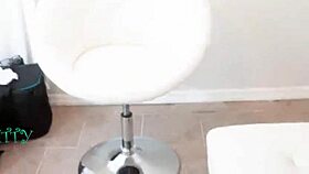 Joj, ovaj doktor totalno jebe svoju klijentkinju, hoćeš da vidiš? 😈