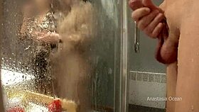 โอ๊ย สตีปมัมเดินเข้ามาในห้องน้ำขณะฉันถูควย... เธอกำลังดู ครอบครัวแปลกของฉัน!