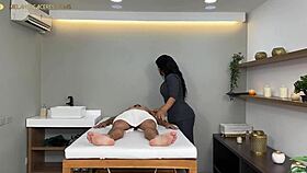 Curvy Masajista Gives Happy Ending Massage To Patients