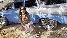 Monika Fox bezostyšně ukazuje prsa a čurá venku u stromu.