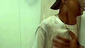 Peguei Ela no Flagra Tomando Banho e Cair de Boca na Buceta