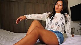 morena latina seduces with her huge ass