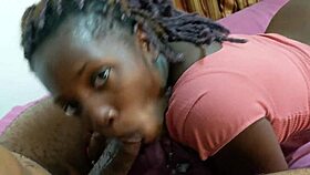 哟，这个热模特吸假鸡巴练大鸡巴技巧，口水滴得到处！