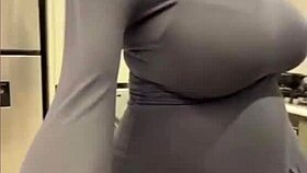 เอ่อ สตีปมัมนมข้นของฉัน ทำไมเธอถึงเลียหัวนมตอนนี้ล่ะ?