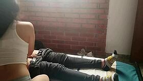 Jovencita cachonda me masturba y me saca la leche con su boca?