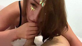 Milf linda chupa profundo y pajea duro en primer plano